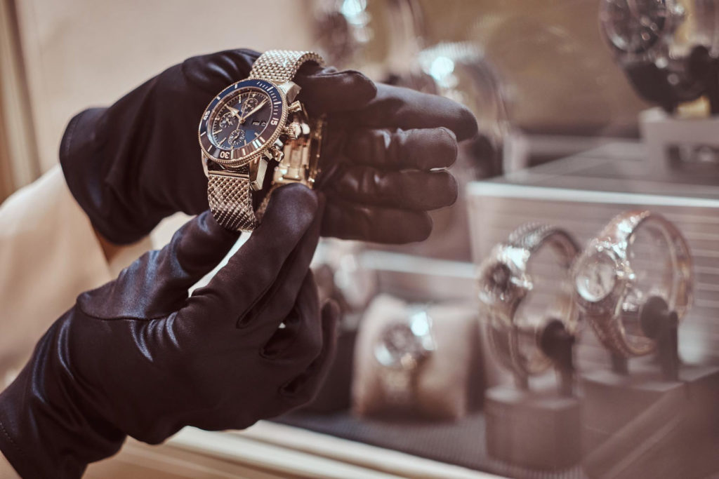 Ubezpieczenia zegarków w sklepie nie stanowi reguły, ponieważ wiele osób decyduje się na zakup zabytkowych bądź używanych zegarków, które nie są nim objęte